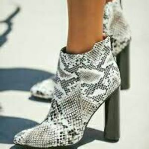 -NWOT QUPID PARMA-06 ANKLE BOOTIE👌